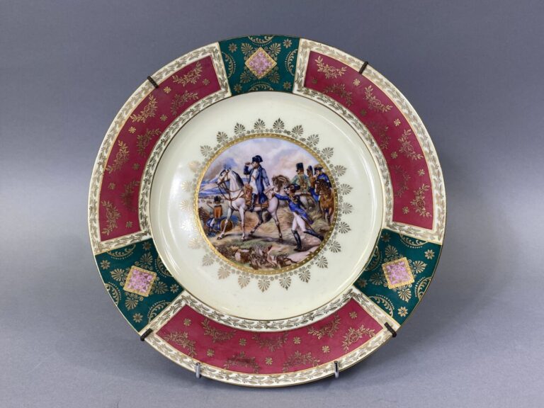 VIENNE - Assiette en porcelaine à décor polychrome figurant Napoléon à cheval s…