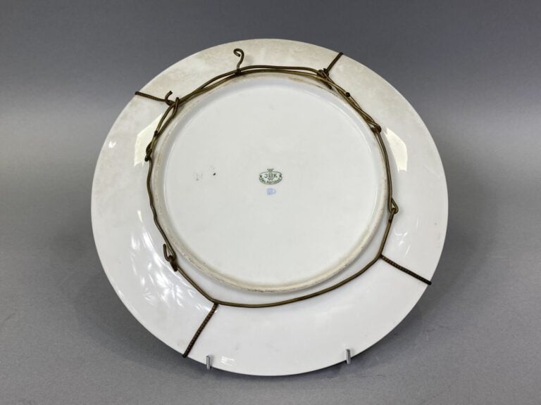 VIENNE - Assiette en porcelaine à décor polychrome figurant Napoléon à cheval s…