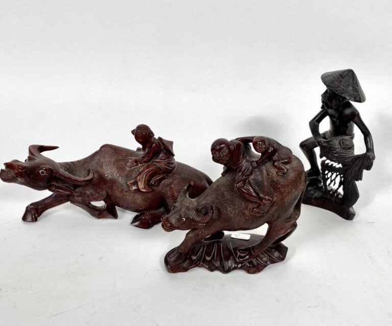 VIETNAM ou Asie du Sud-Est - 3 sculptures en bronze ou bois; deux personnages s…