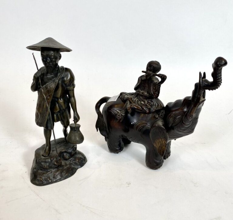 VIETNAM ou Asie du Sud-Est ; brûle-parfum en bronze à décor d'un joueur de flût…