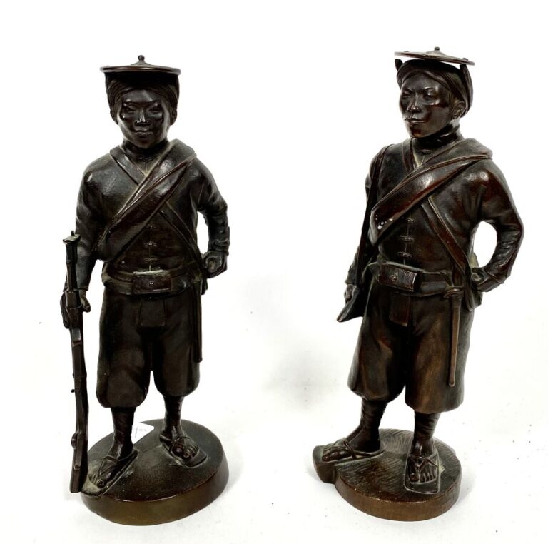 Vietnam ou Asie du Sud-Est : deux soldats en bronze patine formant pendant - Ha…