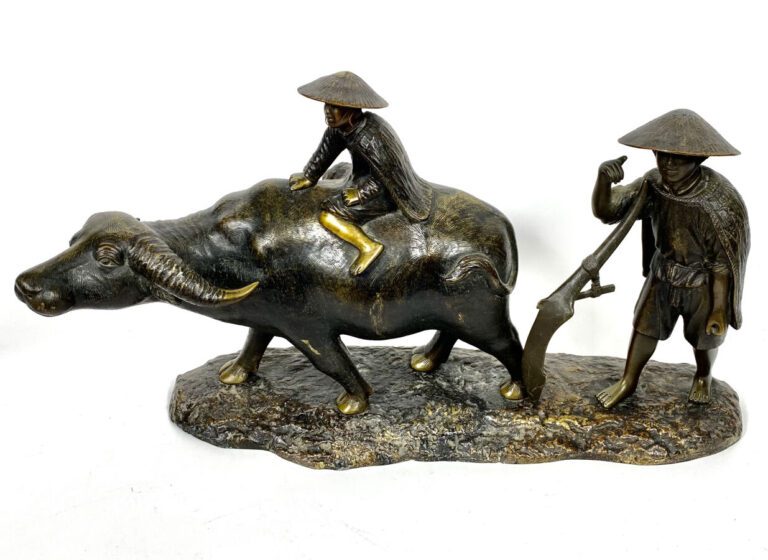 Vietnam ou Asie du Sud-Est: sculpture en bronze patiné, paysans et buffle sur u…