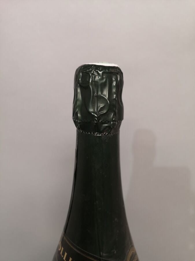 1 bouteille CHAMPAGNE BOLLINGER "Grande Année" 1996 Etiquette légèrement tachée…