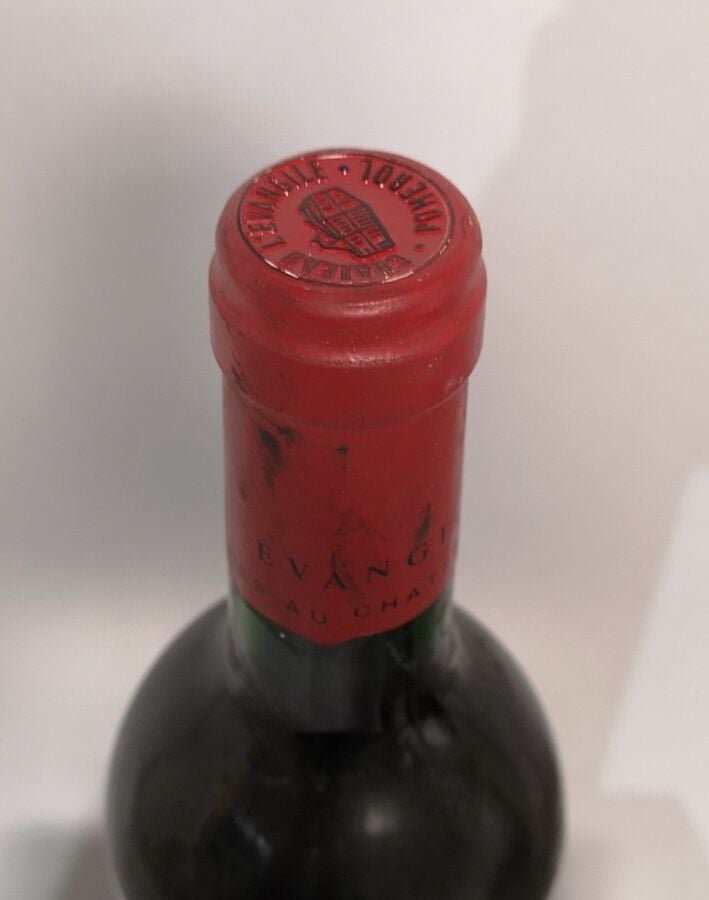1 bouteille Château L'EVANGILE - Pomerol 1994 Etiquette légèrement tachée.