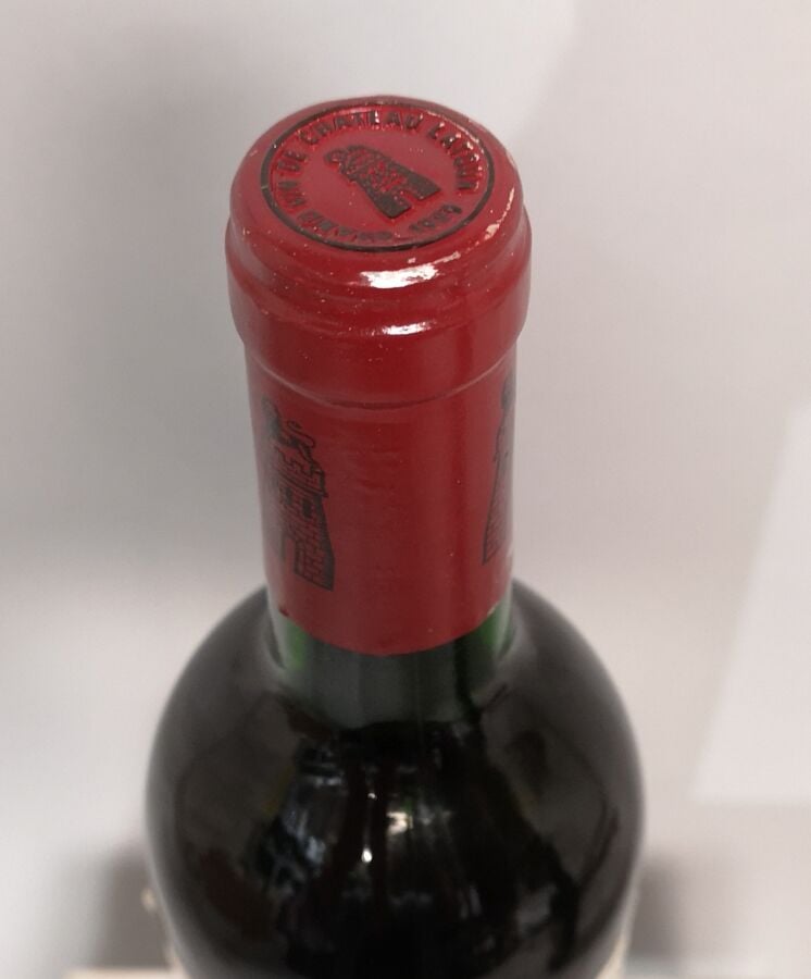 1 bouteille Château LATOUR - 1er Gcc Pauillac 1989 Etiquette légèrement marquée…