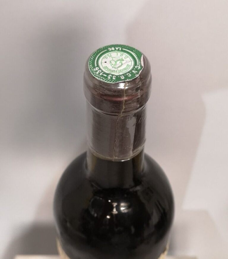 1 bouteille Château PETIT VILLAGE - Pomerol 1982 Etiquette légèrement tachée.…
