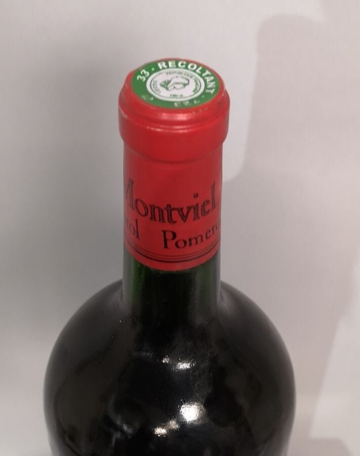 1 magnum Château MONTVIEL - Pomerol 1999 Etiquette légèrement tachée et abîmée.…