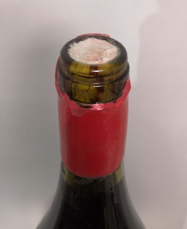 1 magnum POMMARD - Domaine JOLIOT 2002 Etiquette tachée et abîmée. Capsule cire…