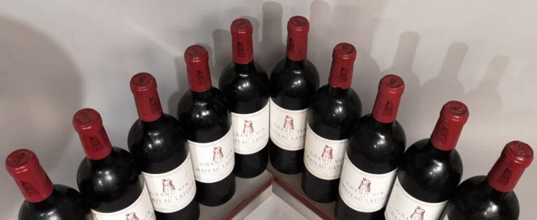 10 bouteilles Château LATOUR - 1er Gcc Pauillac 1998 Caisse bois ouverte. 2 éti…