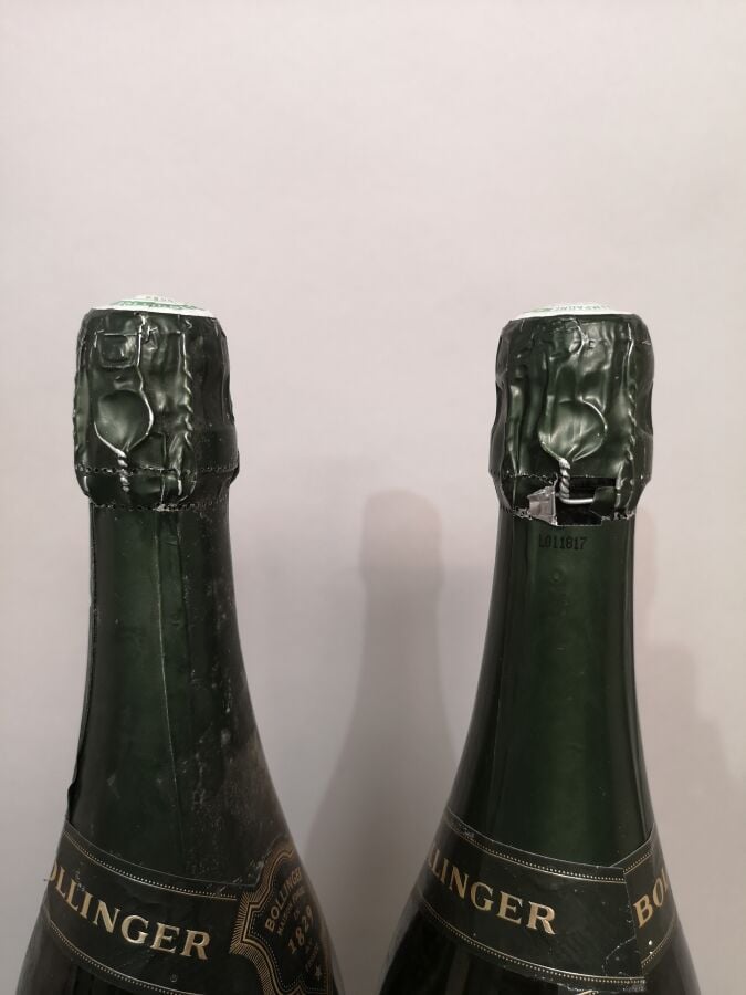 2 bouteilles CHAMPAGNE BOLLINGER "Grande Année" 1992 Etiquettes légèrement tach…