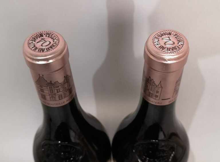2 bouteilles Château HAUT BRION - 1er Gcc Graves 2004 1 Etiquette légèrement gr…