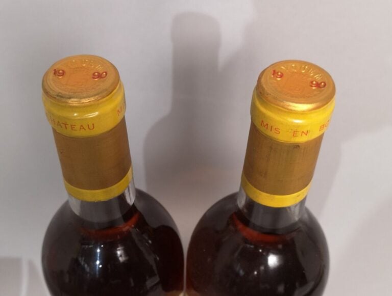 2 bouteilles Château YQUEM - 1er Gcc Sauternes 1990 Etiquettes légèrement marqu…