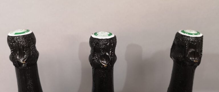 3 bouteilles CHAMPAGNE DOM PERIGNON 2002 Etiquettes légèrement tachées.