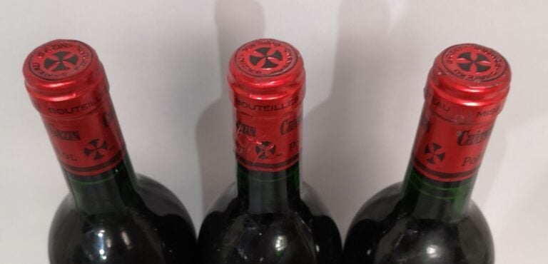 3 bouteilles Château GAZIN - Pomerol 1987 Etiquettes tachées, légèrement abimée…