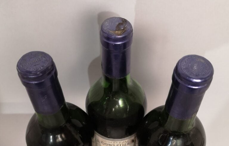 3 bouteilles Château LA CONSEILLANTE - Pomerol 1981 Etiquettes tachées, légèrem…