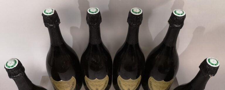 6 bouteilles CHAMPAGNE DOM PERIGNON 2002 Etiquettes légèrement tachées.