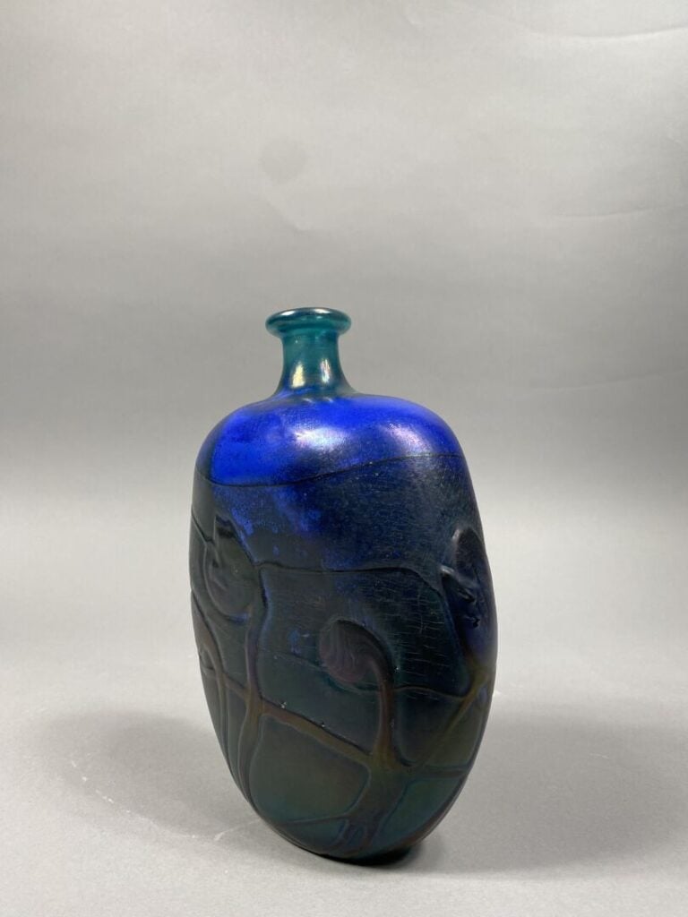 Ada LOUMANI (1959) - Vase en verre soufflé à panse méplate et petit col ourlé à…