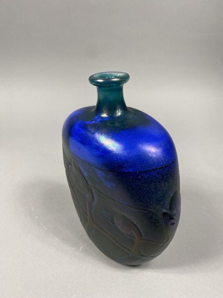 Ada LOUMANI (1959) - Vase en verre soufflé à panse méplate et petit col ourlé à…