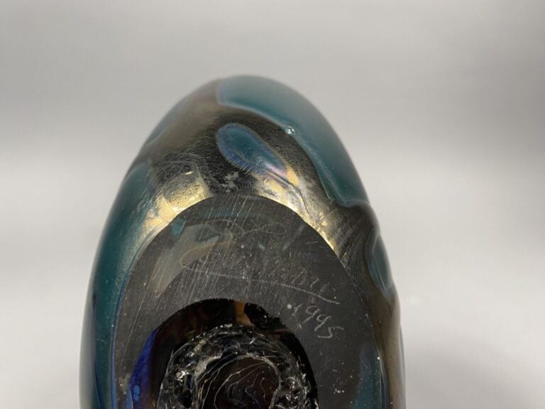 Ada LOUMANI (1959) - Vase en verre soufflé à panse méplate et petit col ourlé à…