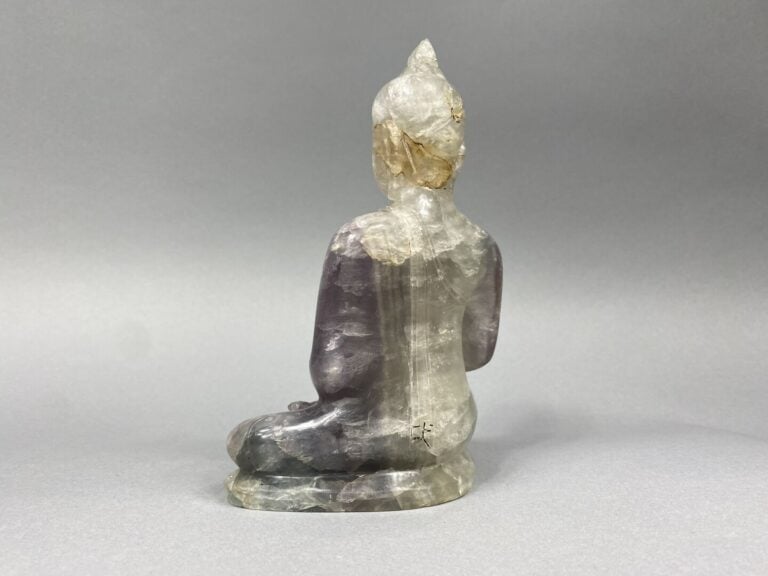Asie du Sud Est - Sujet en fluorite sculptée représentant bouddha assis en padm…