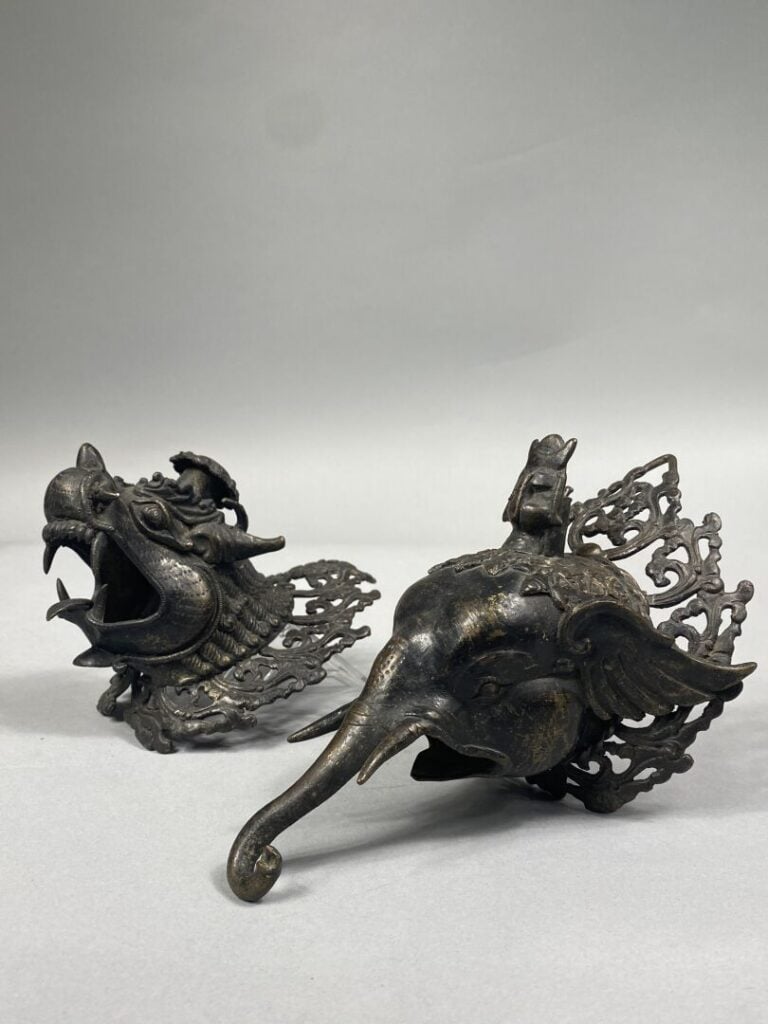 Asie du Sud Est/ Tibet - Ensemble de deux extrémités de palanquin/ bougeoirs st…
