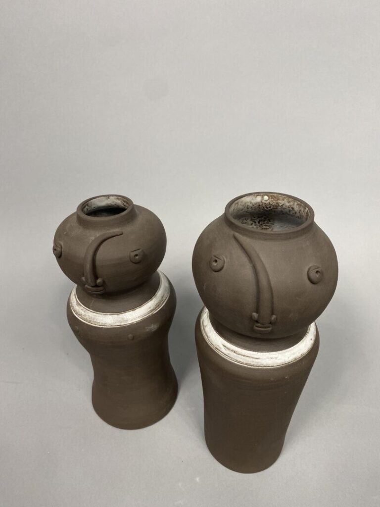 Atelier DALO - Paire de vases anthropomorphiques en céramique émaillée marron e…