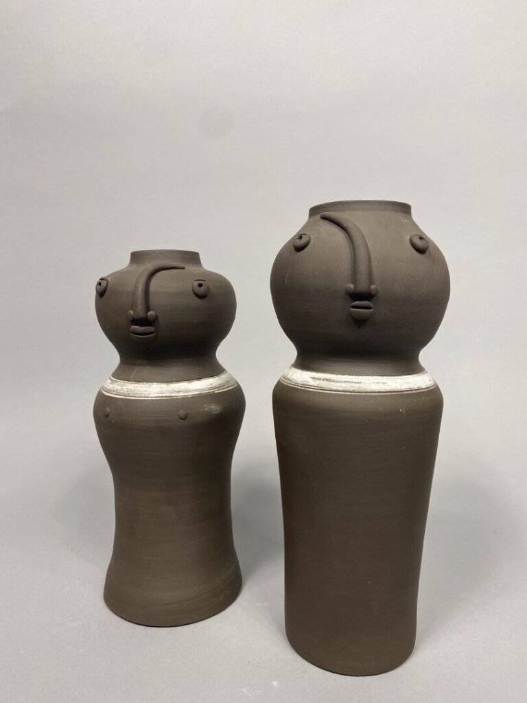 Atelier DALO - Paire de vases anthropomorphiques en céramique émaillée marron e…