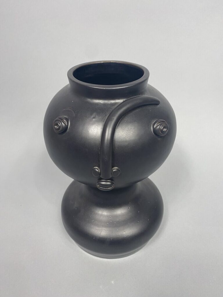 Atelier DALO - Vase anthropomorphe en céramique émaillée noire - Signé - H : 28…