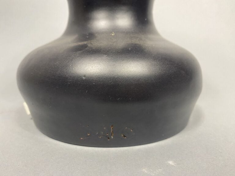 Atelier DALO - Vase anthropomorphe en céramique émaillée noire - Signé - H : 28…
