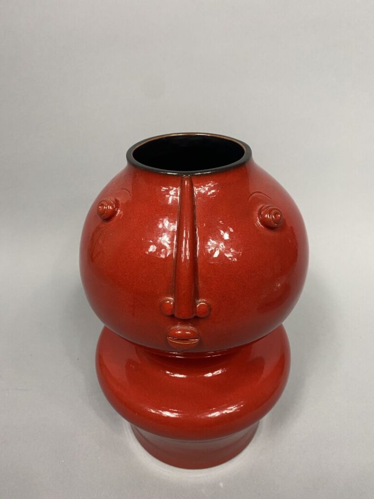 Atelier DALO - Vase anthropomorphe en céramique émaillée rouge - Signé - H : 31…
