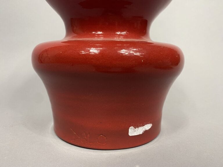 Atelier DALO - Vase anthropomorphe en céramique émaillée rouge - Signé - H : 31…