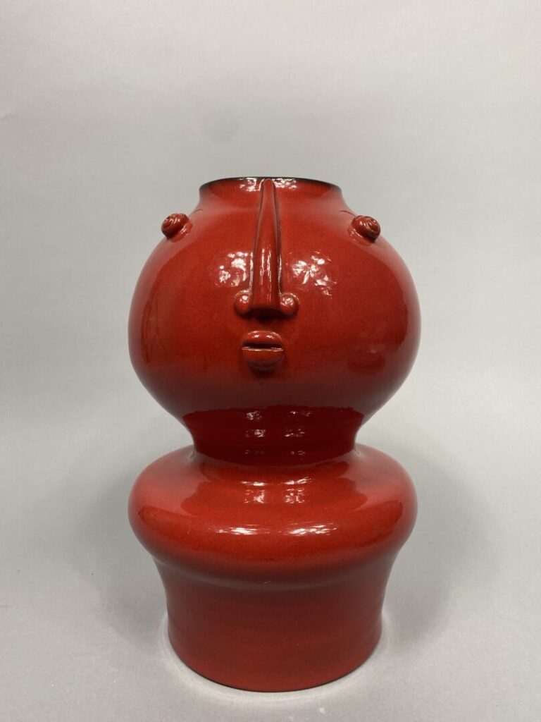 Atelier DALO - Vase anthropomorphe en céramique émaillée rouge - Signé - H : 31…