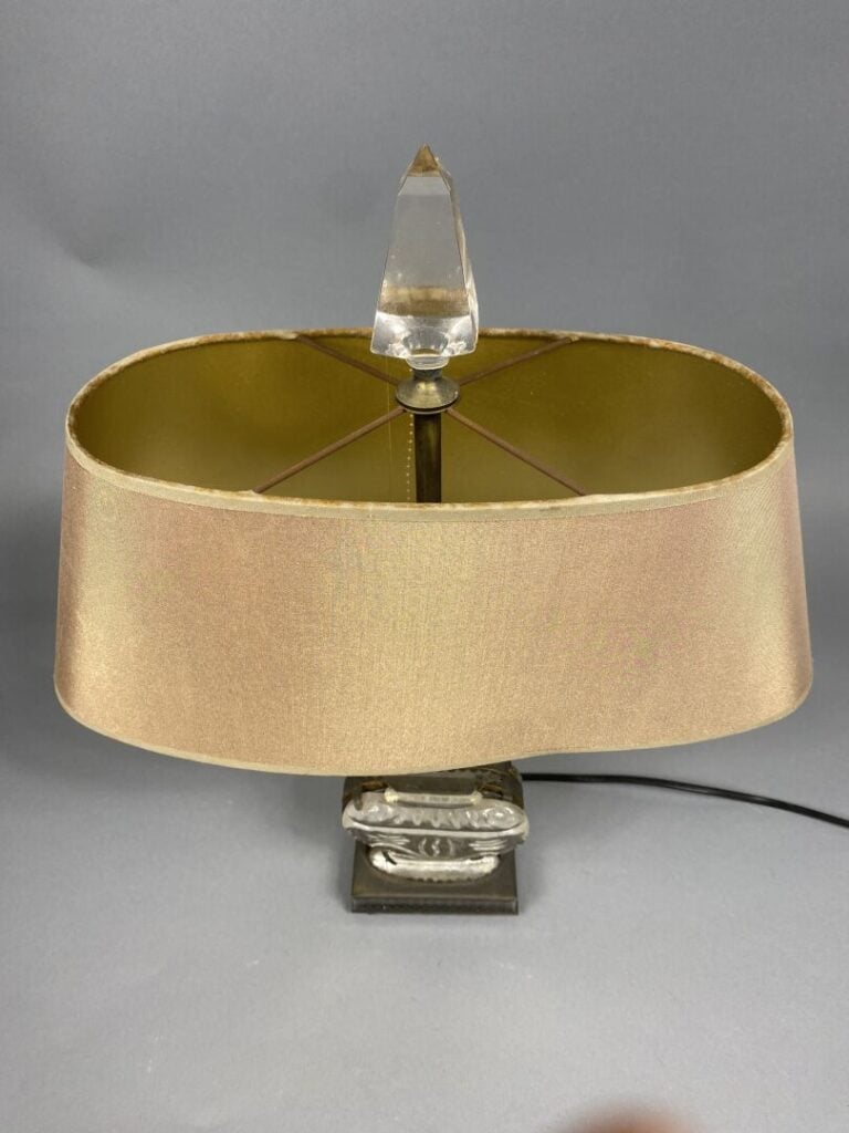 BAGUES, dans le goût - Lampe à poser en laiton et verre moulé gravé à décor de…