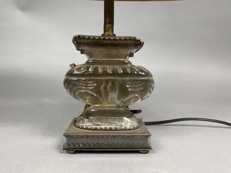 BAGUES, dans le goût - Lampe à poser en laiton et verre moulé gravé à décor de…