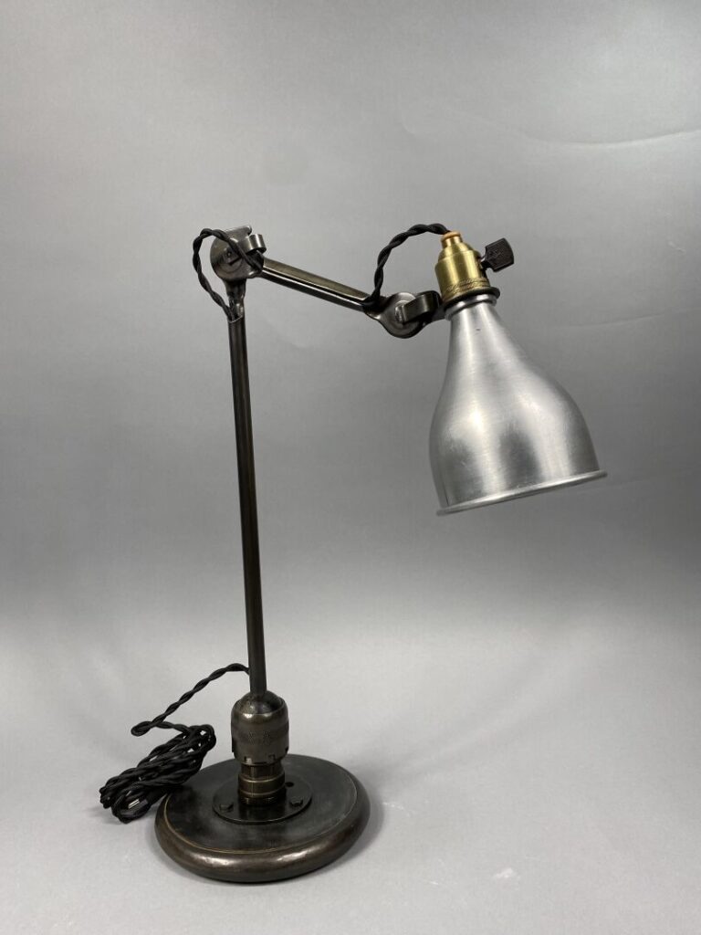 Bernard-Albin GRAS (1886-1943) - Lampe ajustable articulée en métal et cloche e…