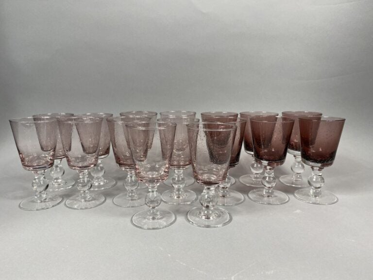 BIOT - Ensemble de dix verres à pied en verre bullé coloré dans les tons rose -…