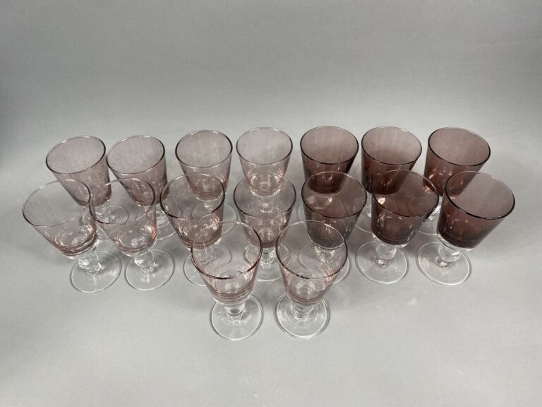 BIOT - Ensemble de dix verres à pied en verre bullé coloré dans les tons rose -…