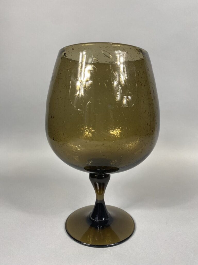 BIOT - Vase cornet en verre bullé vert - Marque sous la base - H : 29 cm - On j…