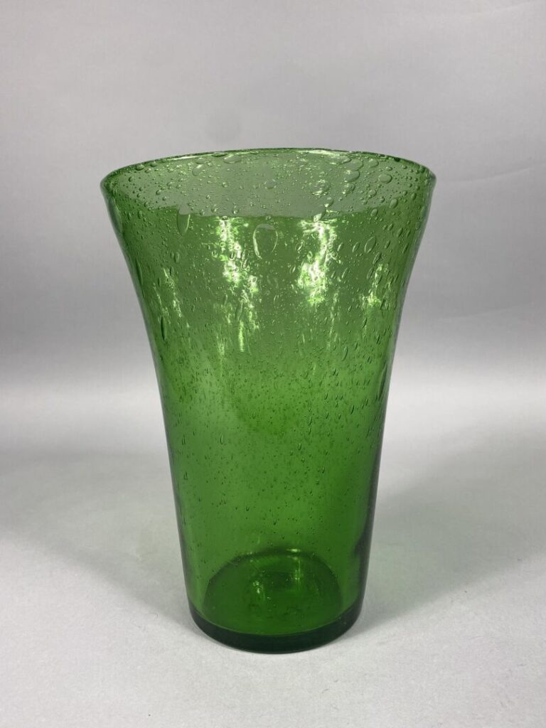BIOT - Vase cornet en verre bullé vert - Marque sous la base - H : 29 cm - On j…