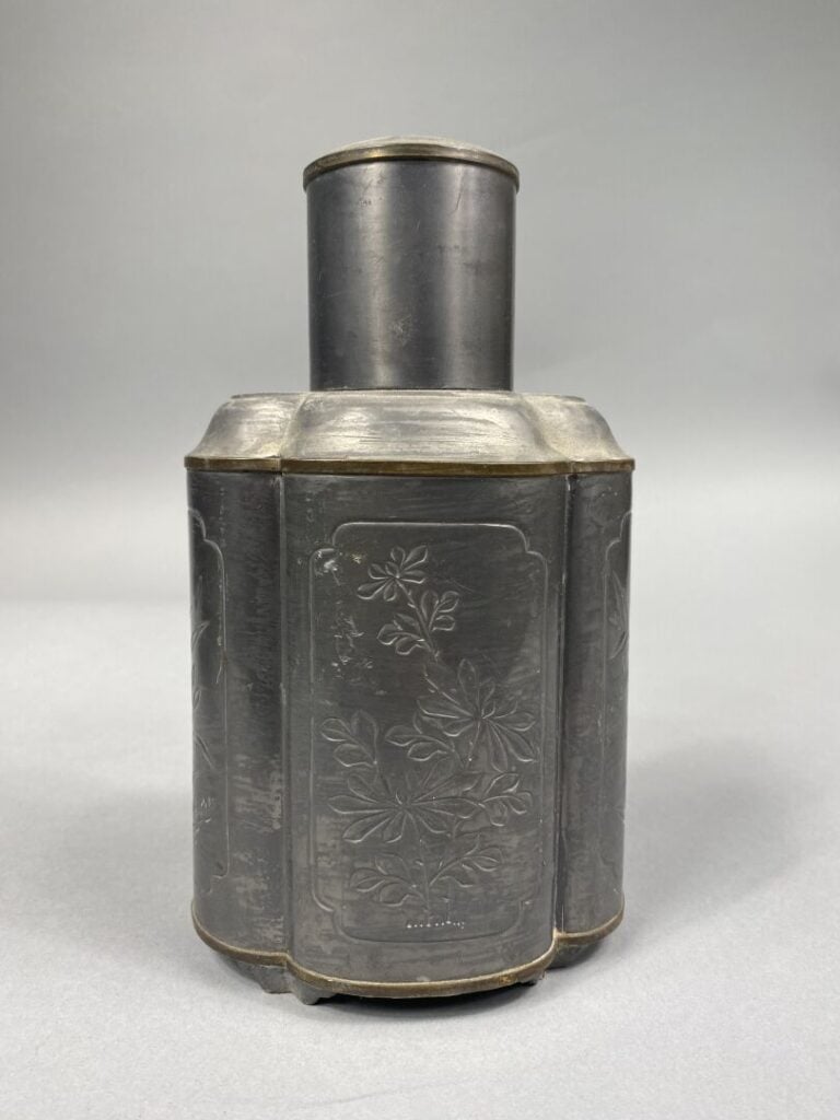 Chine - Boite à thé polylobée en étain à décor de prunus, bambou et fleurs - H:…