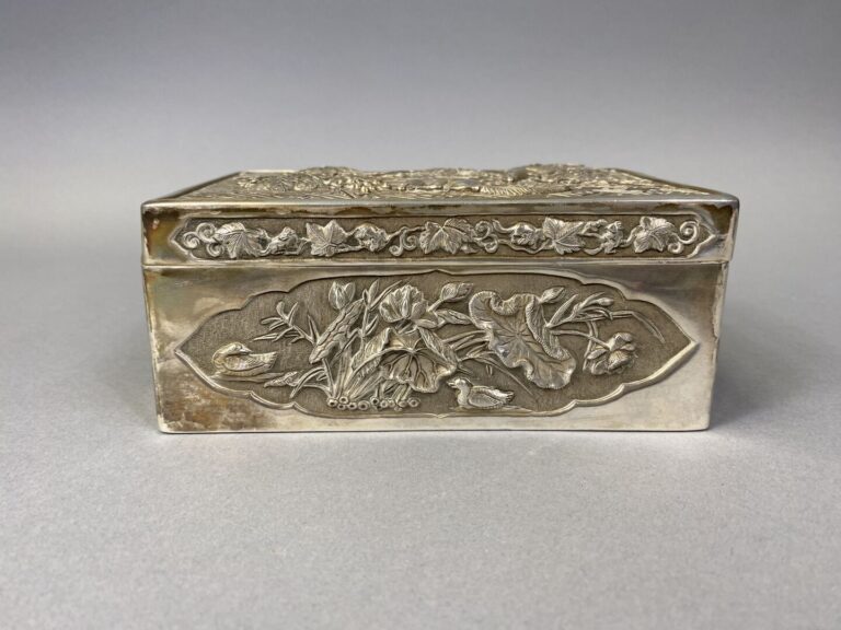 *Chine - Boîte couverte rectangulaire en argent bas titre à décor en réserve de…