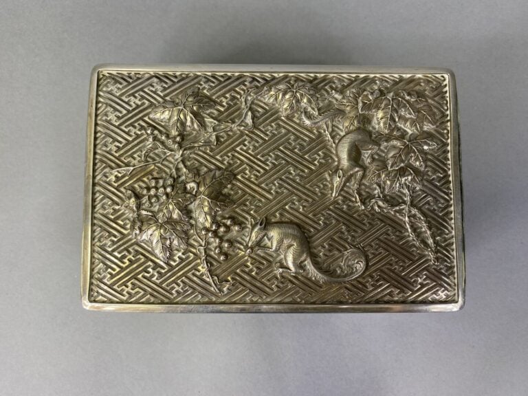*Chine - Boîte couverte rectangulaire en argent bas titre à décor en réserve de…