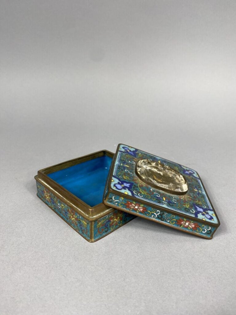 Chine - Boite de forme carrée en émaux cloisonnés à décor de rinceaux sur fond…