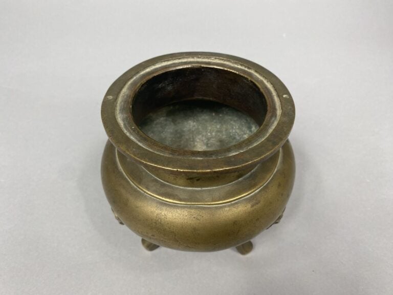 Chine - Brûle-parfum tripode en bronze doré, les pieds ornés de têtes stylisées…