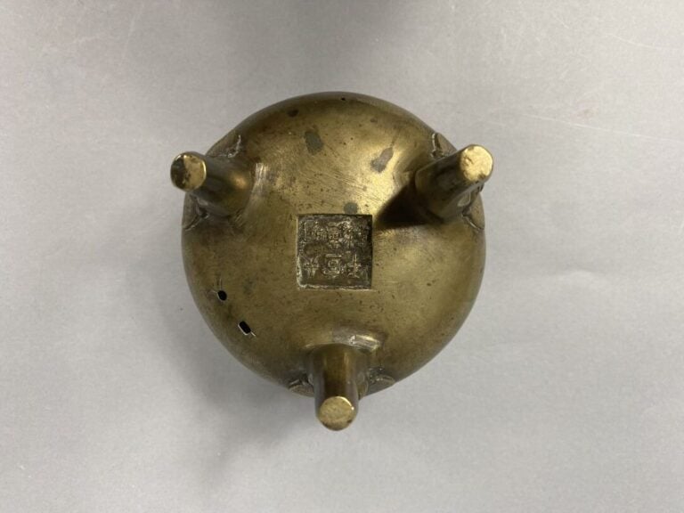 Chine - Brûle-parfum tripode en bronze doré, les pieds ornés de têtes stylisées…
