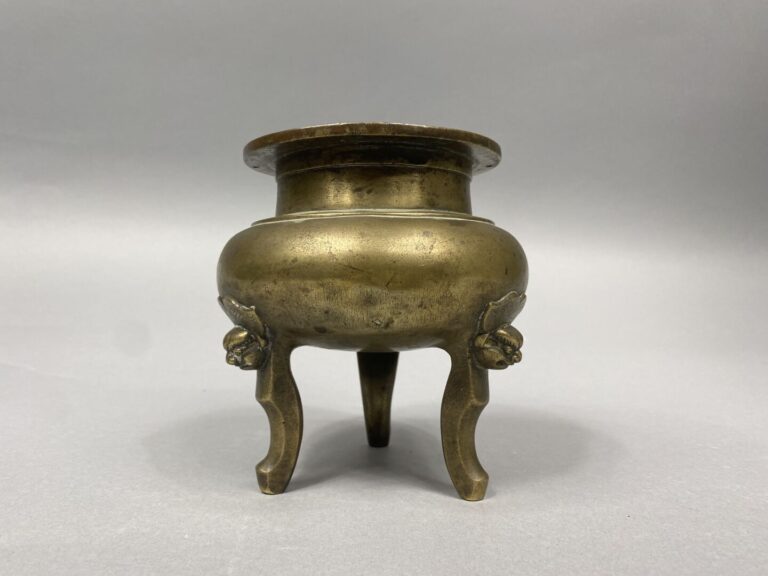 Chine - Brûle-parfum tripode en bronze doré, les pieds ornés de têtes stylisées…