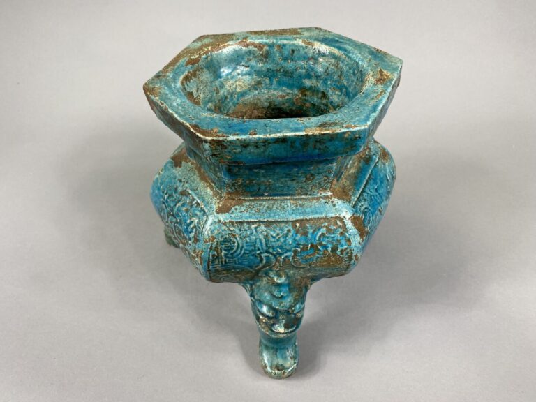 Chine - Brûle-parfum tripode en grès émaillé et glaçure bleu turquoise à décor…