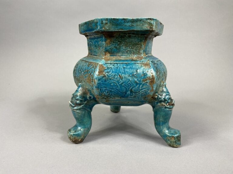 Chine - Brûle-parfum tripode en grès émaillé et glaçure bleu turquoise à décor…