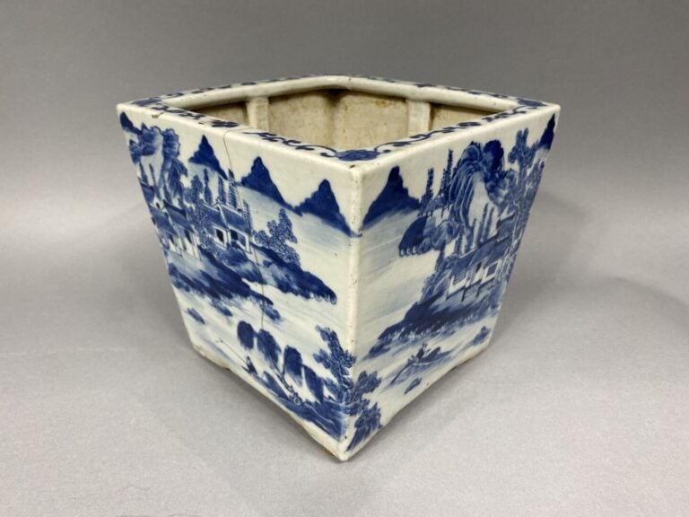 Chine - Cache-pot en céramique bleu blanc de forme carré à décor toutes faces d…