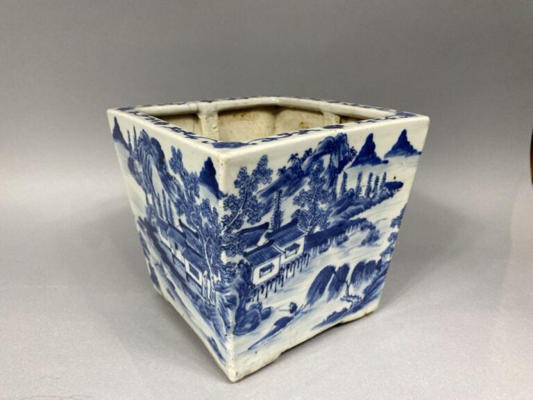 Chine - Cache-pot en céramique bleu blanc de forme carré à décor toutes faces d…